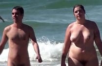 Eine nackte Dicke läuft über den Strand